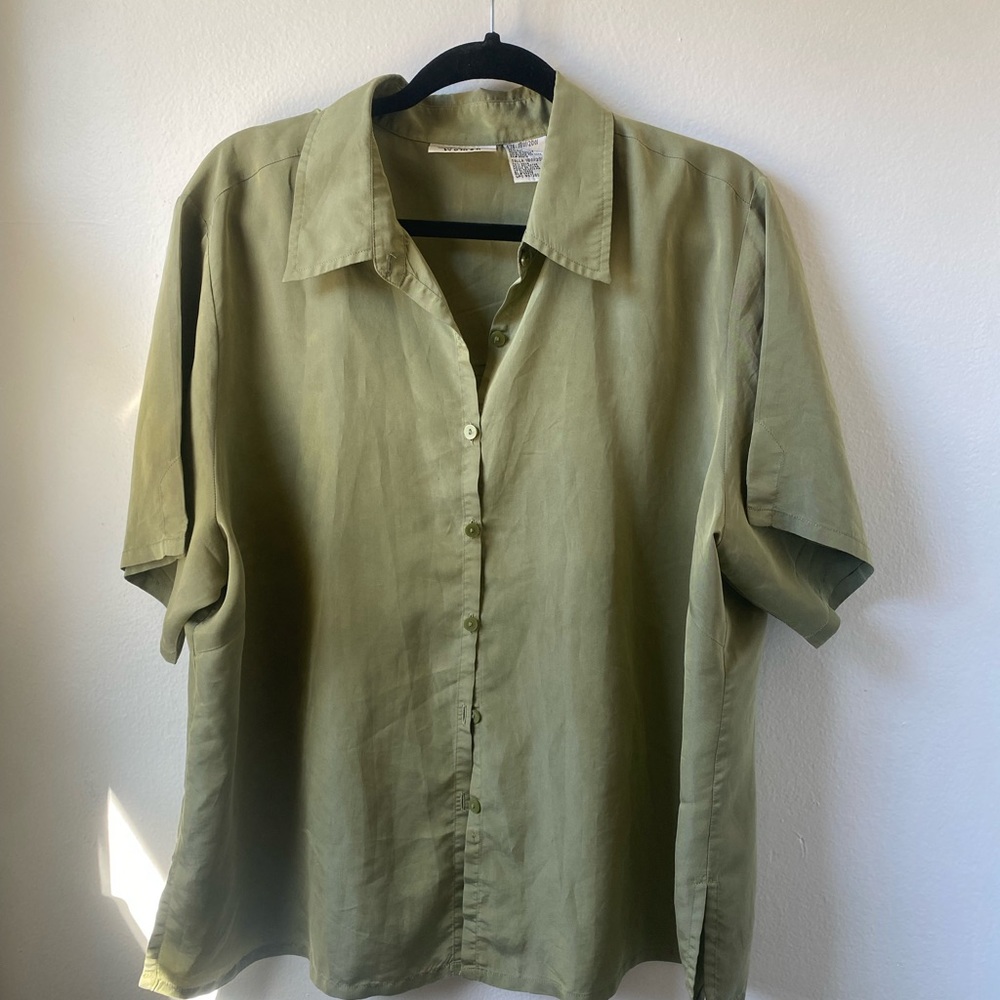 Silky green button down 🐍